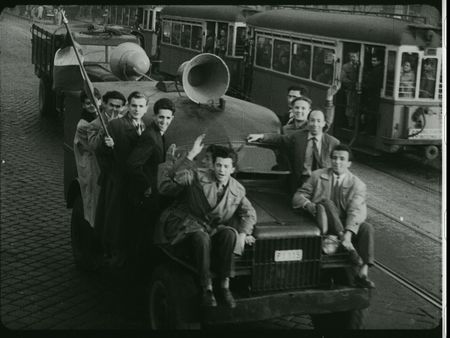 The small truck of the Petőfi Circle in 1956 on 23 october on its way to Bem Sq.